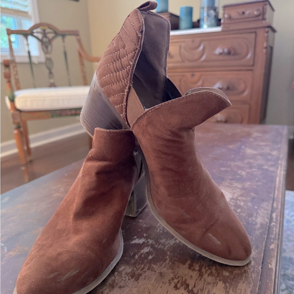 Carlos Santana Brown Suede Booties. Size 10